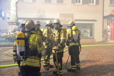 FLAMMENBILDER! Auf dem Herd vergessene Schweinebacke loest Gebaeudebrand mit einem Schwerverletzten in der Altstadt von Bietigheim aus 